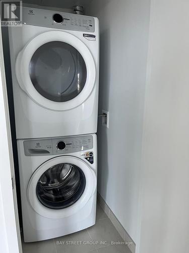 1303 - 7950 Bathurst Street, Vaughan, ON - Indoor Photo Showing Laundry Room