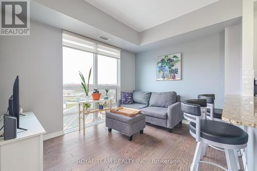 905 - 7730 Kipling Avenue, Vaughan, ON - Indoor Photo Showing Living Room