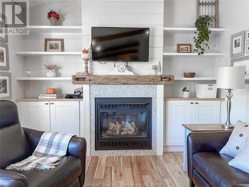 140 Heritage Rd, Kingsville, ON - Indoor Photo Showing Living Room With Fireplace