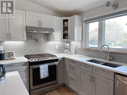 140 Heritage Rd, Kingsville, ON - Indoor Photo Showing Kitchen With Double Sink With Upgraded Kitchen