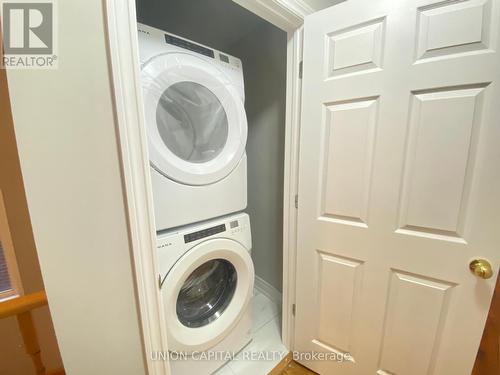 704 Courtney Valley Road, Mississauga, ON - Indoor Photo Showing Laundry Room