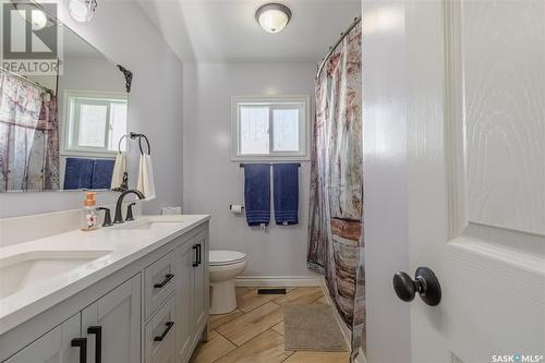 1258 Athabasca Street W, Moose Jaw, SK - Indoor Photo Showing Bathroom