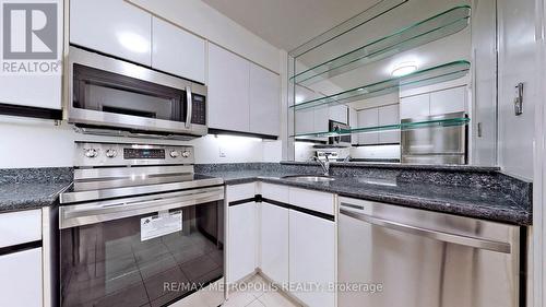 407 - 7 Carlton Street, Toronto, ON - Indoor Photo Showing Kitchen