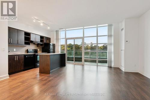 102 - 35 Brian Peck Crescent, Toronto, ON - Indoor Photo Showing Kitchen