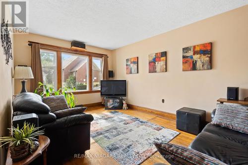 4985 Huron Street, Niagara Falls, ON - Indoor Photo Showing Living Room