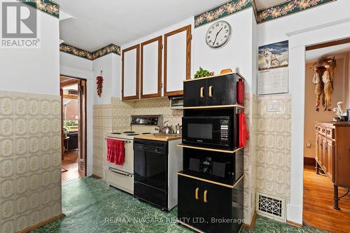 4985 Huron Street, Niagara Falls, ON - Indoor Photo Showing Kitchen