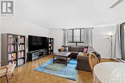 475 Laurier Avenue W Unit#702, Ottawa, ON - Indoor Photo Showing Living Room