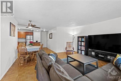 475 Laurier Avenue W Unit#702, Ottawa, ON - Indoor Photo Showing Living Room