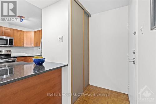 702 - 475 Laurier Avenue W, Ottawa, ON - Indoor Photo Showing Kitchen