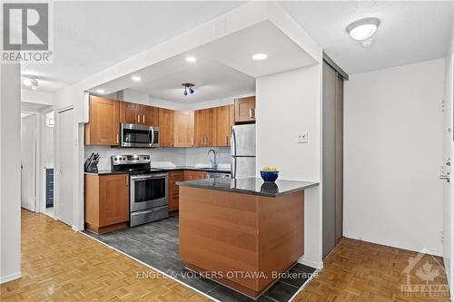 702 - 475 Laurier Avenue W, Ottawa, ON - Indoor Photo Showing Kitchen