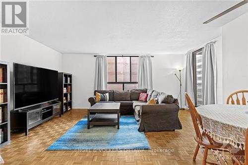 702 - 475 Laurier Avenue W, Ottawa, ON - Indoor Photo Showing Living Room