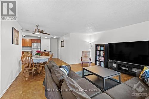 702 - 475 Laurier Avenue W, Ottawa, ON - Indoor Photo Showing Living Room