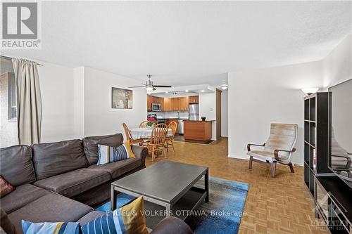 702 - 475 Laurier Avenue W, Ottawa, ON - Indoor Photo Showing Living Room