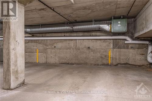 702 - 475 Laurier Avenue W, Ottawa, ON - Indoor Photo Showing Garage