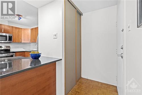 475 Laurier Avenue W Unit#702, Ottawa, ON - Indoor Photo Showing Kitchen