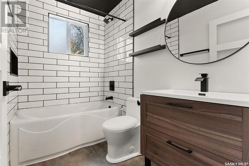 932 Hochelaga Street W, Moose Jaw, SK - Indoor Photo Showing Bathroom