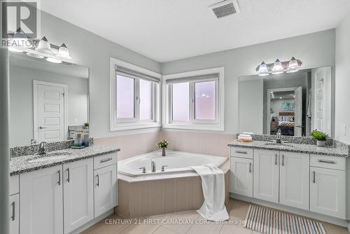 812 Jackpine Way, London, ON - Indoor Photo Showing Bathroom