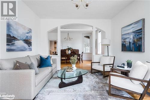 62 Bruce Street S, Blue Mountains, ON - Indoor Photo Showing Living Room