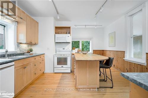 62 Bruce Street S, Blue Mountains, ON - Indoor Photo Showing Kitchen With Double Sink