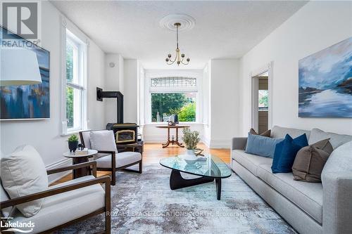 62 Bruce Street S, Blue Mountains, ON - Indoor Photo Showing Living Room