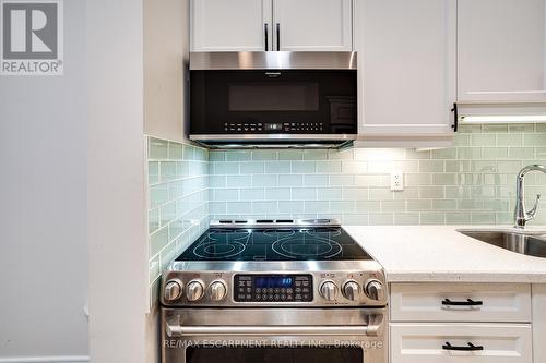 19 Tallforest Trail, Hamilton, ON - Indoor Photo Showing Kitchen With Upgraded Kitchen