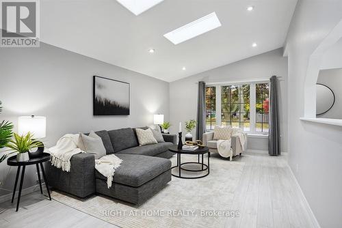 810 Bem Avenue, Pickering (Bay Ridges), ON - Indoor Photo Showing Living Room