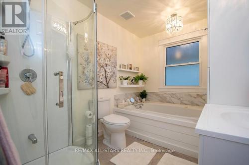 393 Elmwood Court, Oshawa (Samac), ON - Indoor Photo Showing Bathroom