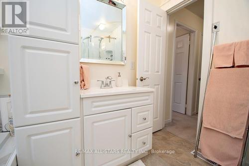 393 Elmwood Court, Oshawa (Samac), ON - Indoor Photo Showing Bathroom