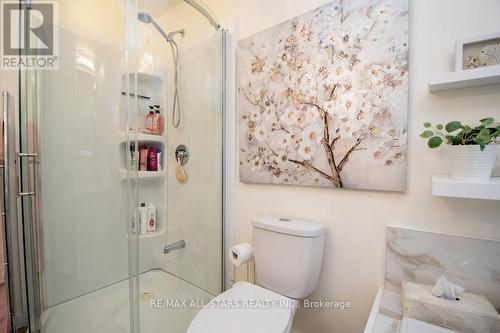 393 Elmwood Court, Oshawa (Samac), ON - Indoor Photo Showing Bathroom