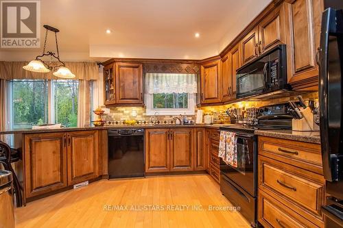 393 Elmwood Court, Oshawa (Samac), ON - Indoor Photo Showing Kitchen