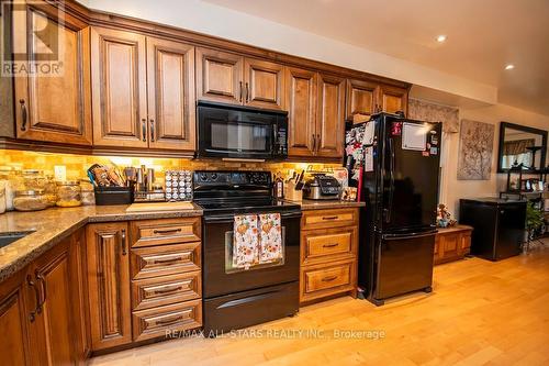 393 Elmwood Court, Oshawa (Samac), ON - Indoor Photo Showing Kitchen