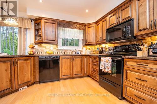 393 Elmwood Court, Oshawa (Samac), ON - Indoor Photo Showing Kitchen