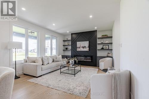 2692 Heardcreek Trail, London, ON - Indoor Photo Showing Living Room