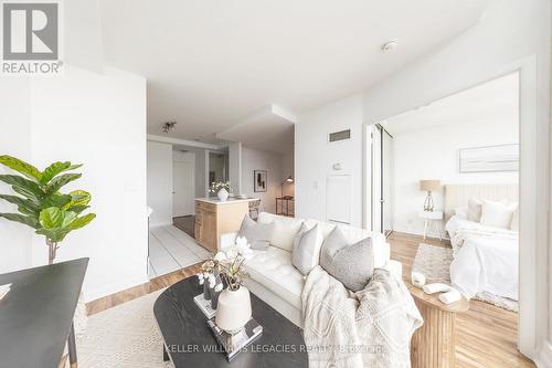 2711 - 600 Fleet Street, Toronto, ON - Indoor Photo Showing Living Room