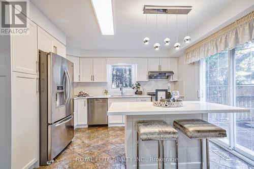 92 Breckonwood Crescent, Markham, ON - Indoor Photo Showing Kitchen With Upgraded Kitchen