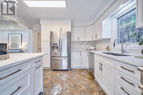 92 Breckonwood Crescent, Markham, ON - Indoor Photo Showing Kitchen With Upgraded Kitchen