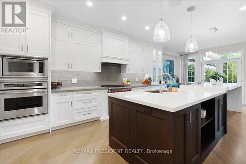 5 Classic Drive, Brampton, ON - Indoor Photo Showing Kitchen With Upgraded Kitchen