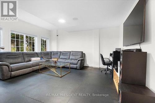 5 Classic Drive, Brampton, ON - Indoor Photo Showing Living Room