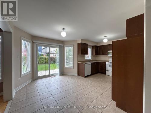 325 Vellore Avenue, Vaughan, ON - Indoor Photo Showing Kitchen