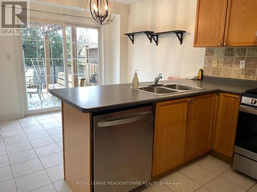 509 Collis Court, Milton, ON - Indoor Photo Showing Kitchen With Double Sink