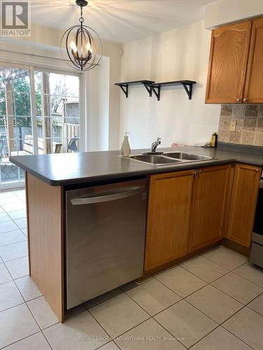 509 Collis Court, Milton, ON - Indoor Photo Showing Kitchen With Double Sink