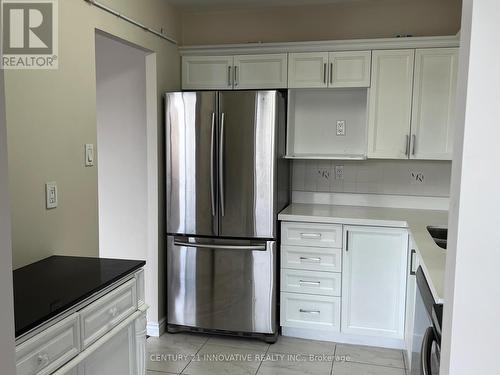 1811 - 3590 Kaneff Crescent, Mississauga, ON - Indoor Photo Showing Kitchen