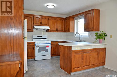 119 Bentham Crescent, Saskatoon, SK - Indoor Photo Showing Kitchen