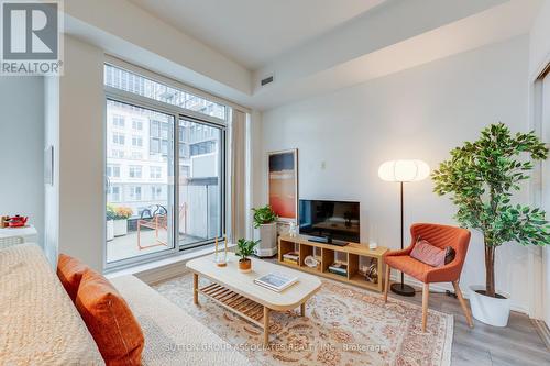 622 - 783 Bathurst Street, Toronto, ON - Indoor Photo Showing Living Room