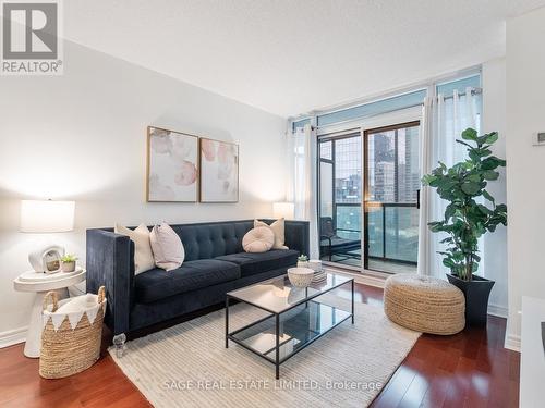 1705 - 30 Grand Trunk Crescent, Toronto, ON - Indoor Photo Showing Living Room