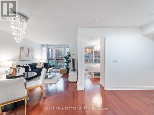 1705 - 30 Grand Trunk Crescent, Toronto, ON - Indoor Photo Showing Living Room