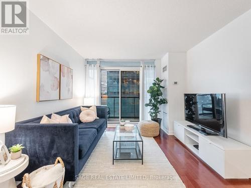 1705 - 30 Grand Trunk Crescent, Toronto, ON - Indoor Photo Showing Living Room