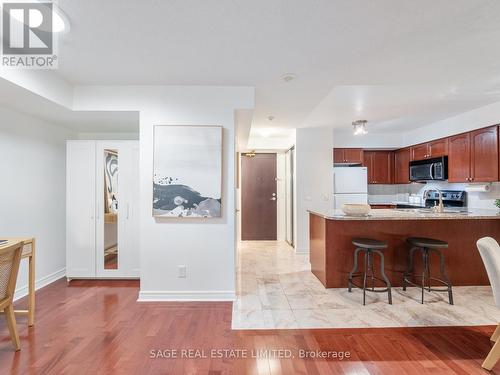 1705 - 30 Grand Trunk Crescent, Toronto, ON - Indoor Photo Showing Kitchen