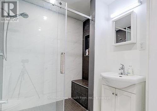 8 Farrell Avenue, Toronto, ON - Indoor Photo Showing Bathroom