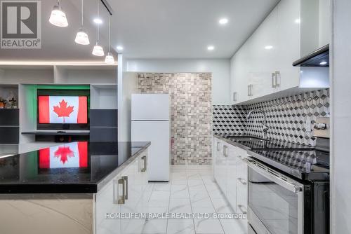 402 - 1950 Kennedy Road, Toronto, ON - Indoor Photo Showing Kitchen With Upgraded Kitchen